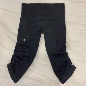 Dark grey/black cropped Lululemon leggings!